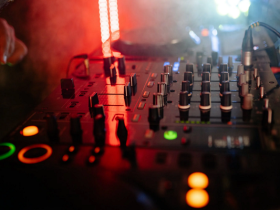 淘宝竞店监控只能监控同类目么?怎么改监控店铺?