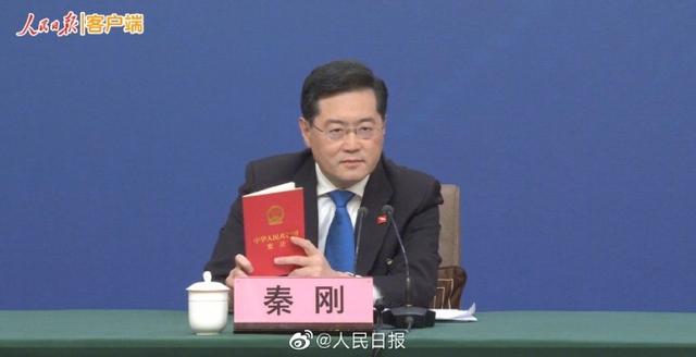 秦刚现场读宪法回应台湾问题